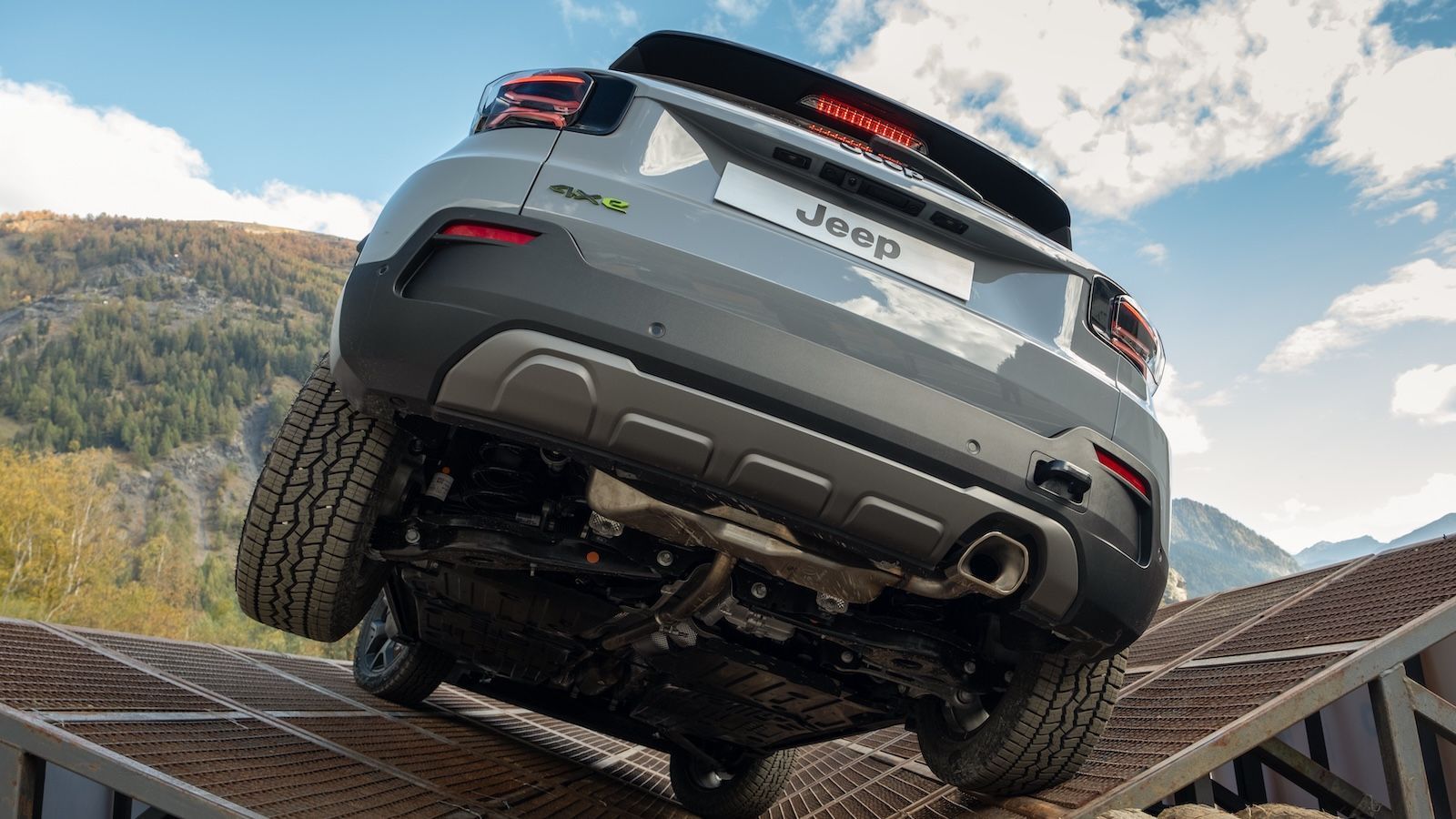 Το Jeep Avenger έχει γωνία προσέγγισης 22 μοίρες, ράμπας 21 μοίρες και διαφυγής 35 μοίρες και έτσι μπορεί να κινηθεί με μεγαλύτερη αυτοπεποίθηση σε δύ